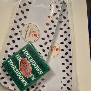 Football Plastic Serving Trays (4) and Football Napkins (new)/ps/x))